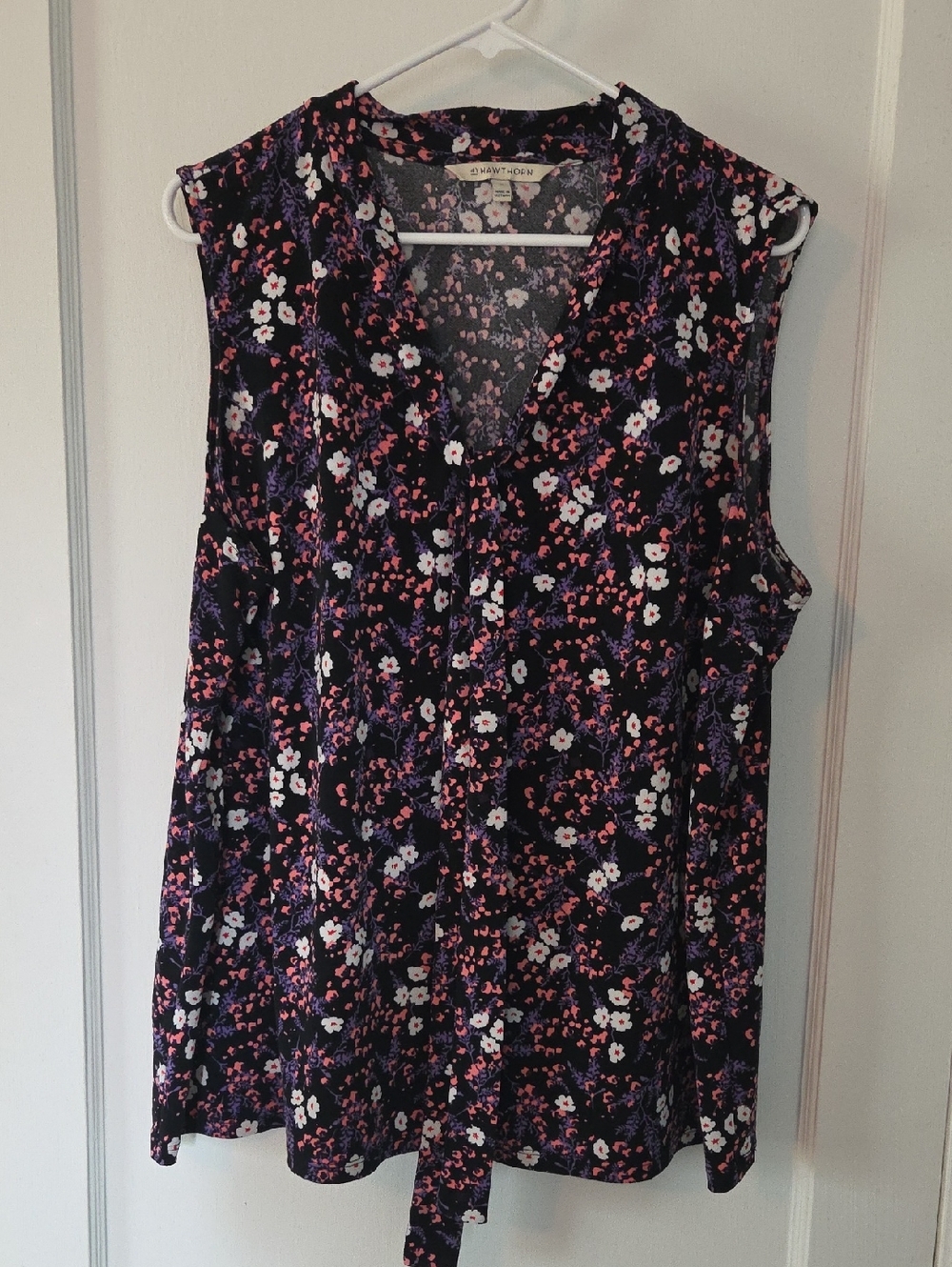 41 HAWTHORN Sleeveless Floral V-Neck Top in Black with Pink Accents